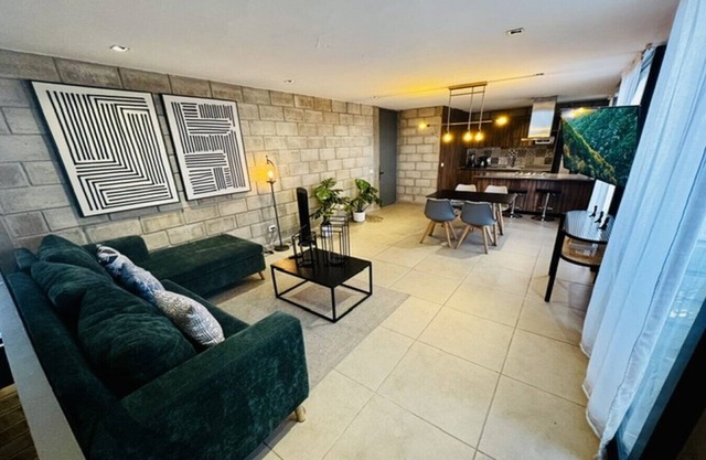 Sophisticated Loft w/Gym & Dedicated Coworking Zone | 2 BD | Tribu Colón (304)