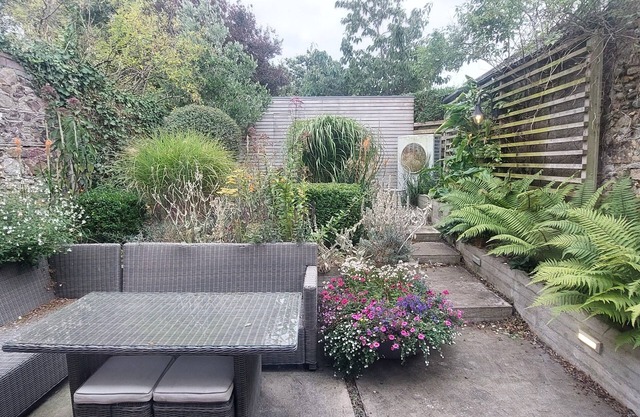 Sophisticated Seafront 3BD Suntrap Landscaped Yard