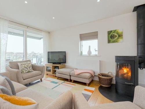 Sorrel House - stunning lakeside family home with very comfortable beds and dog friendly, free spa access