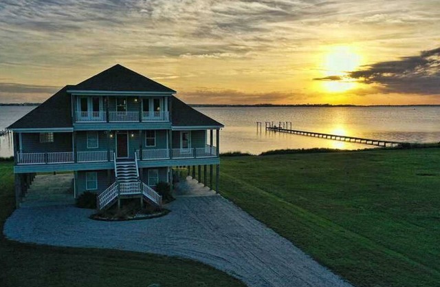 Sound Front, Pet Friendly House with Boat Lift (Dolphin Lookout)