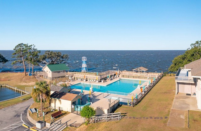 Soundside home in KDH w/hot tub & lots of community amenities including a pool!