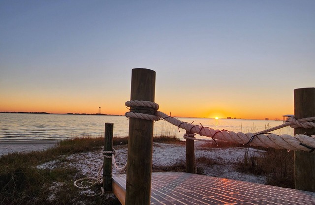 Soundside Vibe! Sleeps 15, Private Community Beach, Pool! Minutes to Navarre!