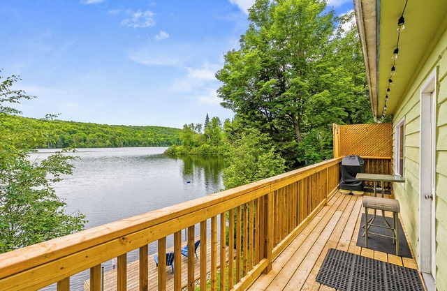 South Algonquin Lakefront 2 Bedroom Cottage on Walking/ATV/Snowmobile Trail