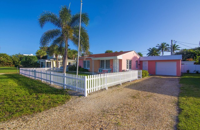SOUTH BEACH & PARK Just a Hop Skip & Jump CORAL COTTAGE Fun Seaside Vero