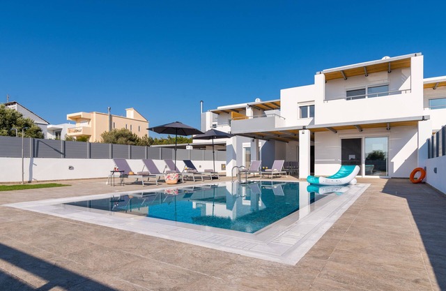 South Beach Villas - 3 bedroom sea view with heated pool