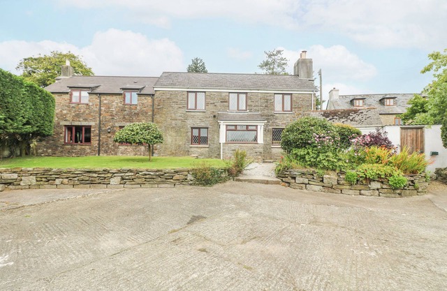 SOUTH BODUEL FARMHOUSE, pet friendly, with open fire in Liskeard