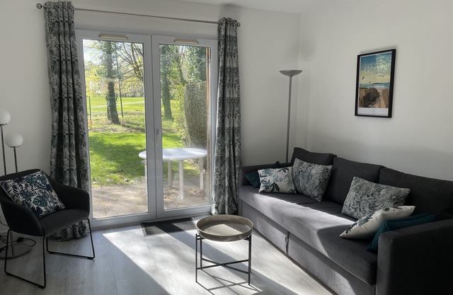 South Britany house with a heated swimming pool, facing golf of Saint Laurent, at 7 kms from beaches and Carnac