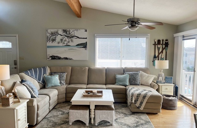South End Beauty! Close to beach! Roof deck with water & sunset views!