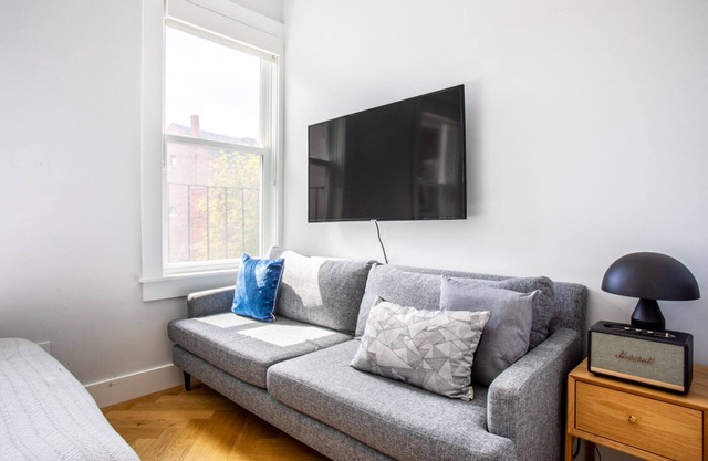 South End Studio, steps from Northeastern, Restaurants by Blueground