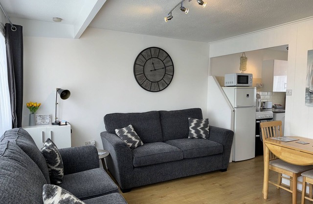 South facing family chalet 5 min stroll to the beach and near Norfolk Broads