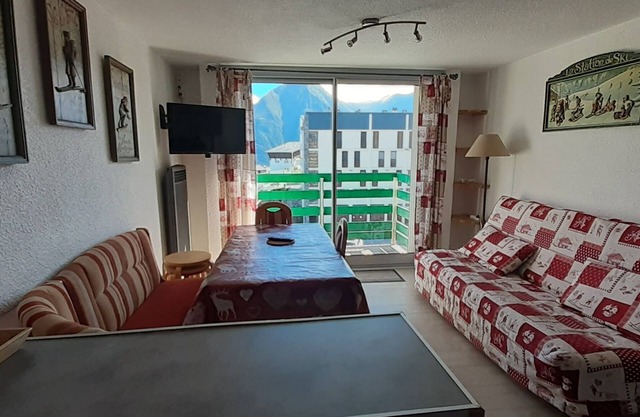South-facing triplex, pla d'adet, ski in/ski out, balcony