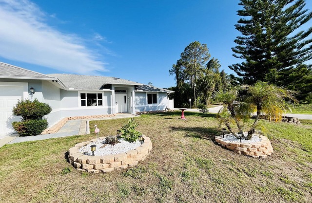 South Florida Heaven! Pool! Mineral Springs! Fishing! Entire House! 8 Guests!