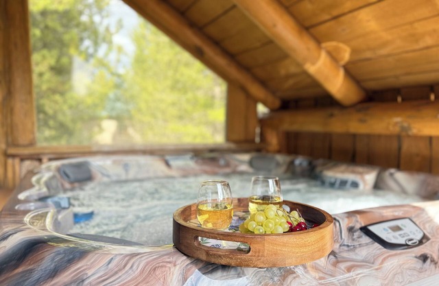 South Fox Lodge*3Br, 2Ba, Sleeps 12, Fire Pit, Hot Tub, Satellite Tv