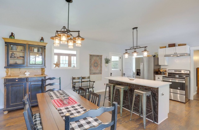 South Haven Farmhouse w/Fire Pit, 4 Mi to Beach!