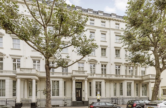South Kensington Deluxe One Bedroom Apartment with Balcony