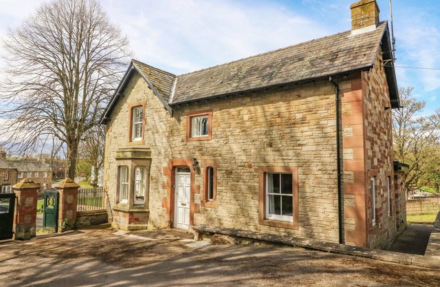 SOUTH LODGE, pet friendly, with a garden in Appleby-In-Westmorland
