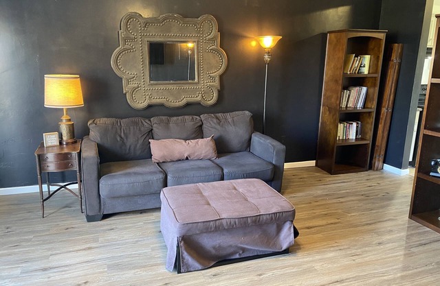 South Lake Charles Guest Cottage - Country Setting, Rustic Ambience