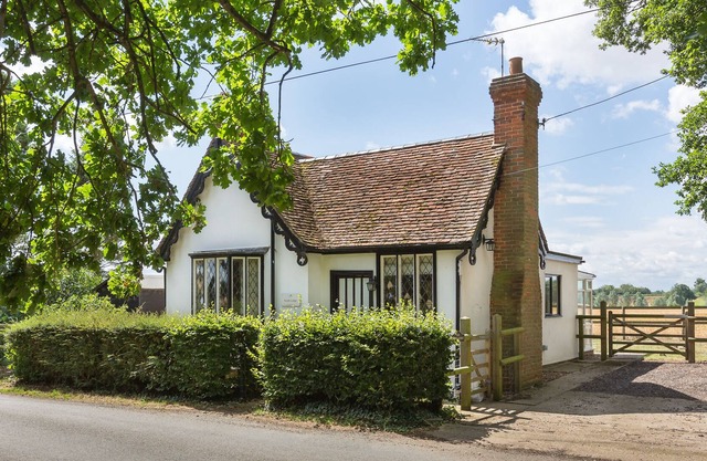 South Lodge historic self-catering detached cottage with garden, parking & pets