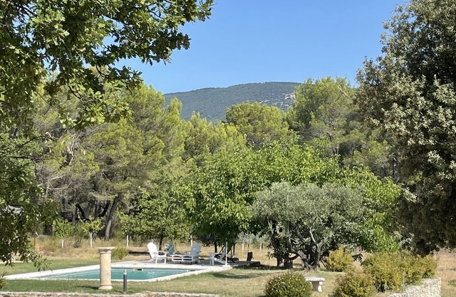 South Luberon cottage with stunning country views, private pool and parking
