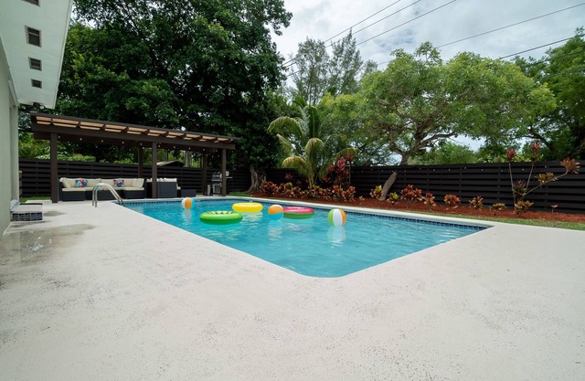 South Miami House with Pool & Backyard Oasis, BBQ Grill, 5 Bd, fits 11 guests