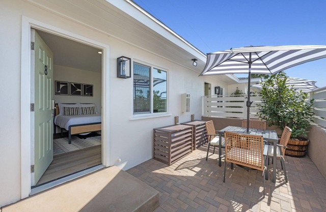 South Oceanside Bunalow 8 - Deluxe Work and Stay Full Studio + Patio