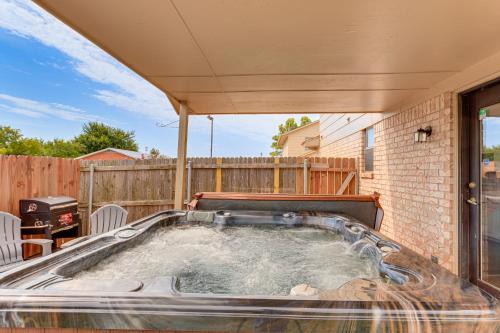 South OKC Home with Hot Tub-Game Room 18 Mi to OU!
