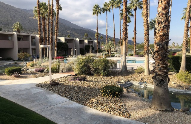 South Palm Springs Quiet and Spacious Condo near Oswit Canyon.