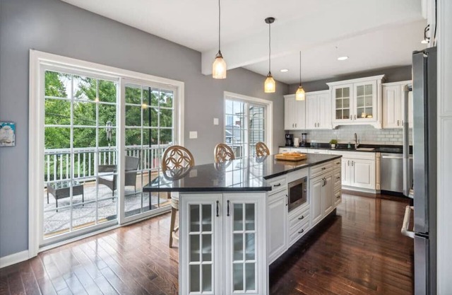 South Side Luxury - Walk to Carson Street and Parking