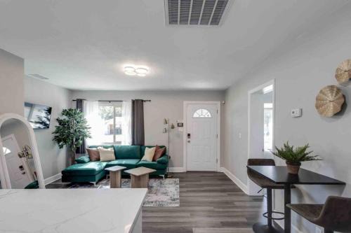 South Tampa 3BR with Backyard that Sleeps 10