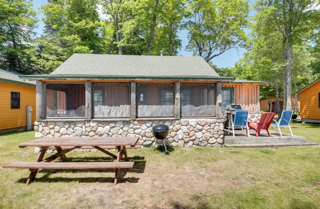 South Twin Lake Cabin w/Seasonal Dock & Slip!
