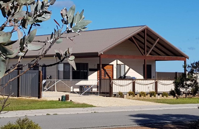 "SOUTH WINDS" Large Modern family house close to shop, parks and river