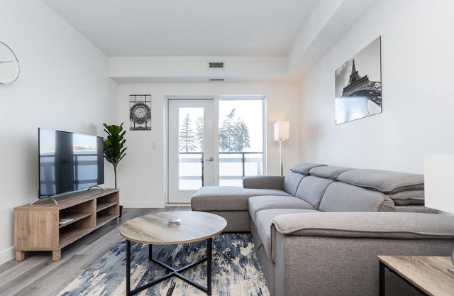 South Wpg Close to UM Modern Chic + 1 Bdr+ Parking (106-30)