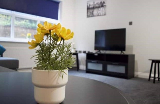 South Yorkshire Cozy 2-bed Apartment with secured parking