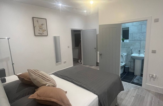 Southampton Shamsher Court - 5 modern double size bedroom, 3 with ensuites.