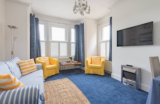Southbeach by Bloom Stays - a holiday let that sleeps 4 guests in 1 bedroom