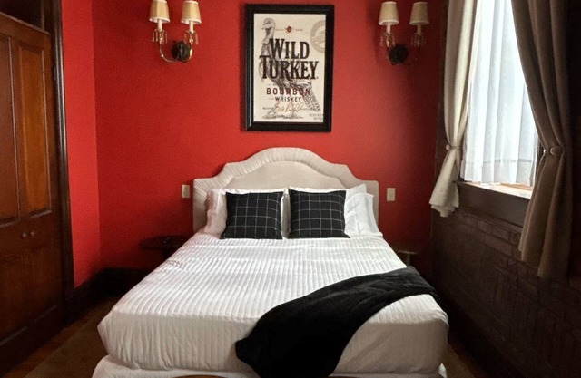 Southern Charm at Trail Suites Inn, Suite C