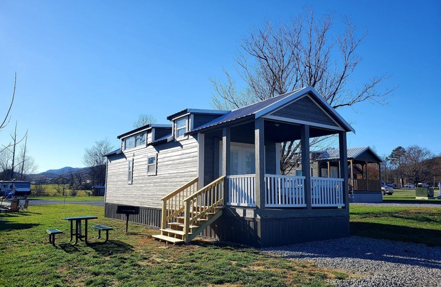 Southern Comfort: 1 BR, 1 BA Cottage in Sevierville, Sleeps 6