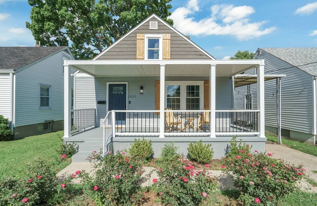Southern Family Charmer - Perfect Space & Location with style and comfort!