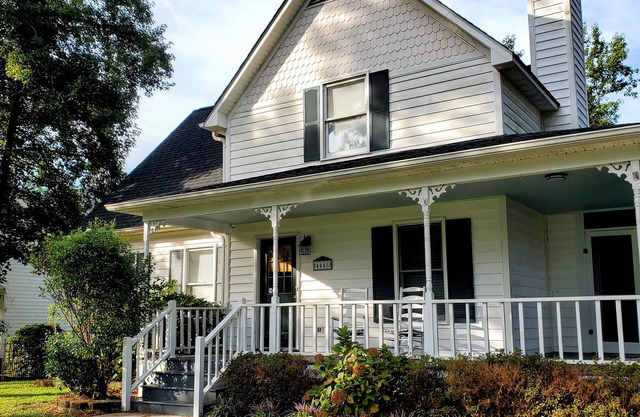 Southern Gem- Centrally Located-10 min to downtown or the beach!