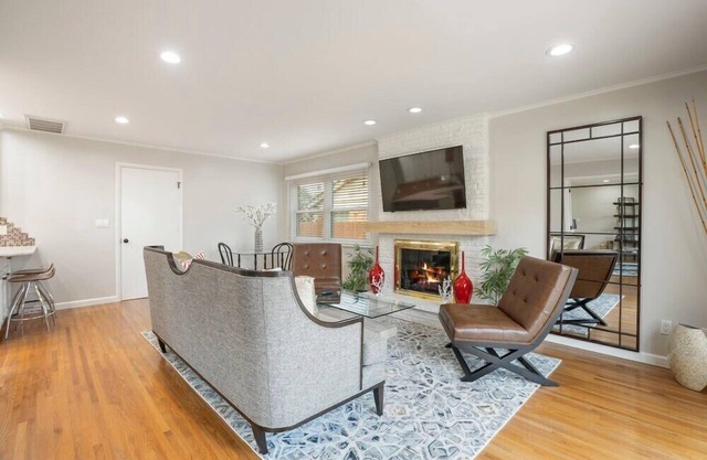 Southern Hills Stunner! 3bd/2bth