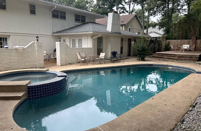 Southern-Inspired 5-BR Luxury Home with Pool & Jetted Tub - Simply Marvelous.