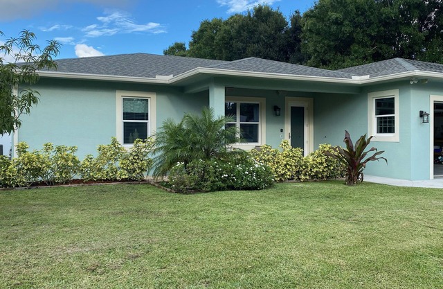 Southern Memories - Buttonwood: Dog friendly, quiet fenced yard