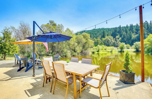Southern Oregon Cabin: Fire Pit & Private Pond!