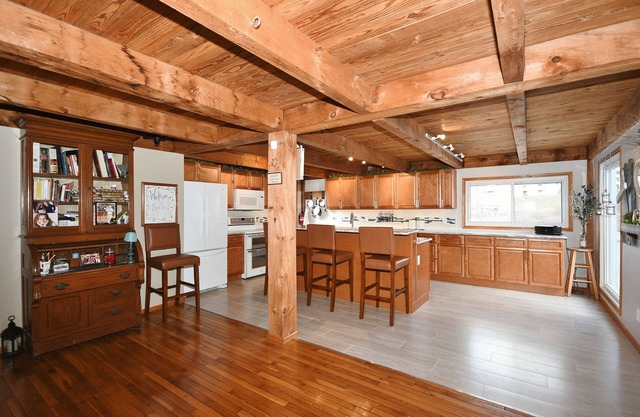 Southern Pines Spacious 5-bedroom farmhouse in amazing Washington, PA with AC.