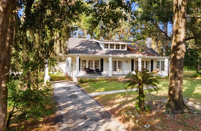 Southern Porch Life Circa 1938 > with 4 bed 2 bath plus 1 screen porch with Fan