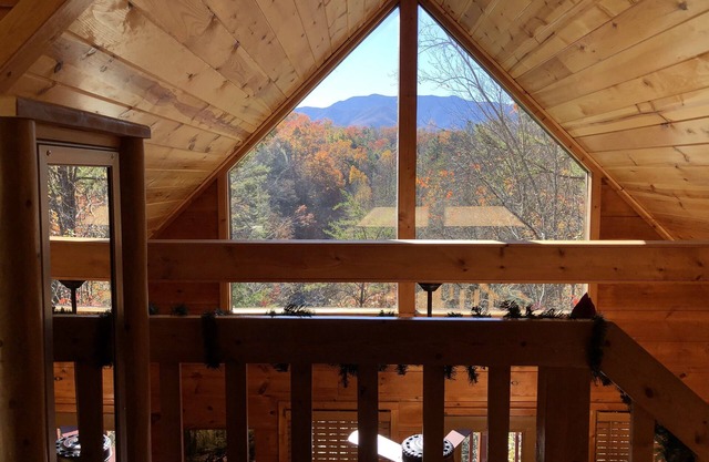Southern Vieux Too Loft bedroom 1.5 baths honeymoon cabin with Loft Mt. View