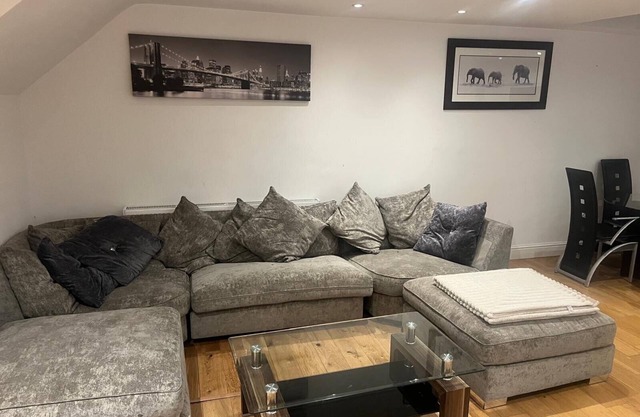 Southgate Home - Sleeps 14 - Parking - Central