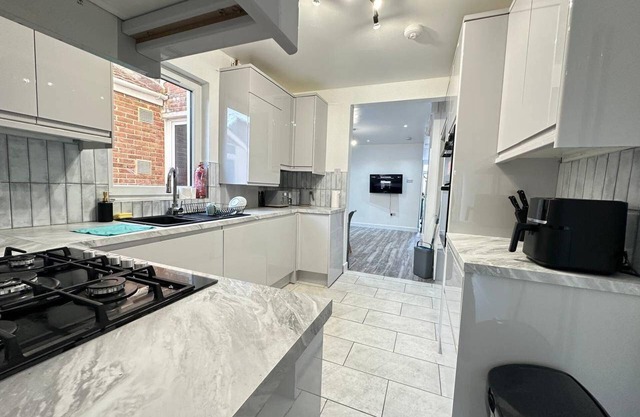 Southsea 4-bed Seaside Retreat- Sleeps 11 & Garden