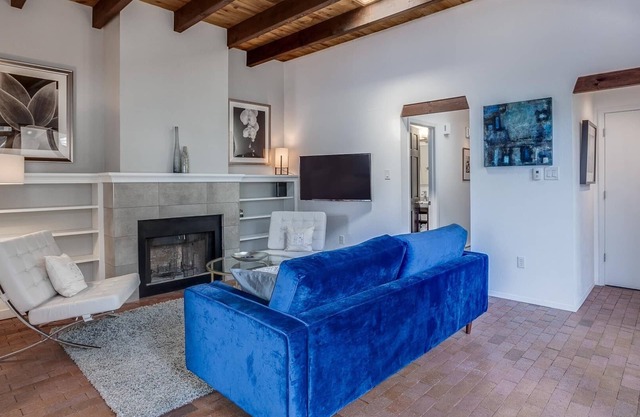 Southwest Modern 2+2 Home, Private Courtyard & Fenced Backyard Centrally Located