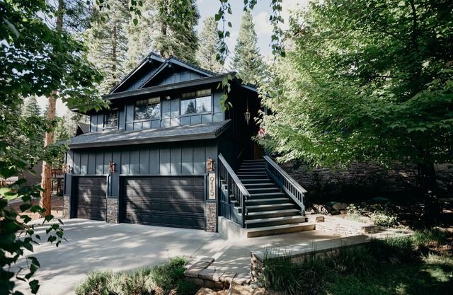 Spacious Lake House Getaway. Private waterfall and pond! STARLINK INTERNET